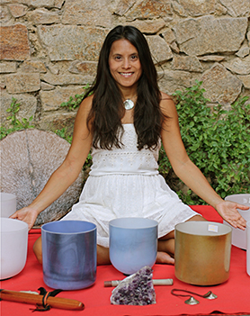 Maria Blanch, presidenta de eera, con cuencos alquímicos Maria Blanch, presidenta de eera, con cuencos alquímicos